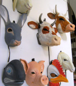 Maschere leggerissime in plastica, fatte e dipinte a mano