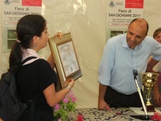 animalista consegna targa all'ass. Gargantini